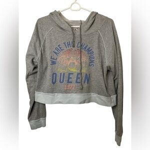 American Eagle Queen Graphic Cropped LS Hooded Sweatshirt